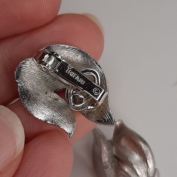 CROWN TRIFARI Vtg Clip-On Earrings Silver-Tone Swirl asymmetrical - Picture 8 of 9